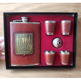 Подарочный набор (фляга 265 мл + рюмки и лейка) Украина коричневый Подарочный набор (фляга 265 мл + рюмки и лейка) Украина коричневый