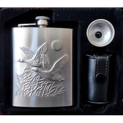 Подарочный набор Охотнику (фляга 255 мл + рюмки и лейка) Подарочный набор Охотнику (фляга 255 мл + рюмки и лейка)